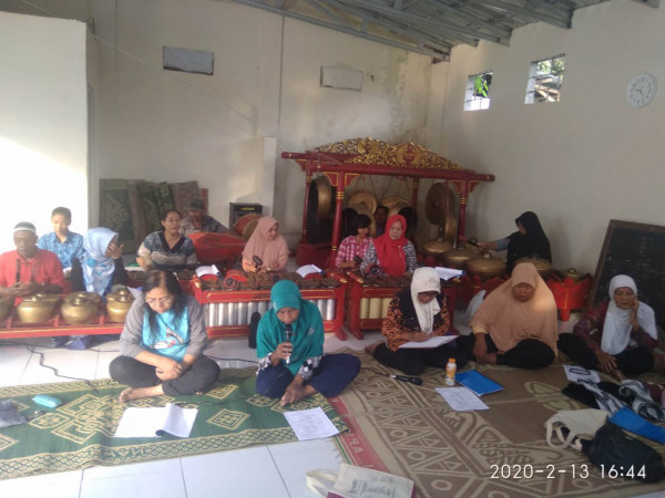 Menghadiri kegiatan latihan kerawitan ibu ibu pkk