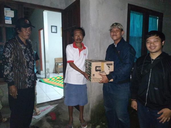 Bantuan warga miskin dari karang taruna desa di kampung KB