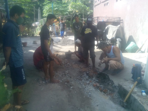 Gotong Royong perbaikan selokan