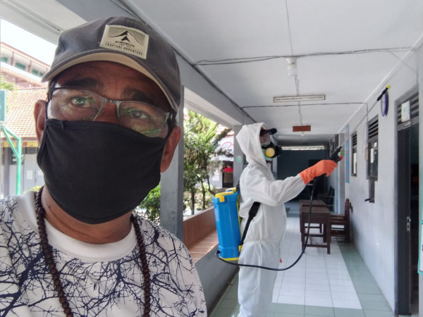 Penyemprotan desinfektan di SMP PIRI Ngabean kulon terkaid Covid 19