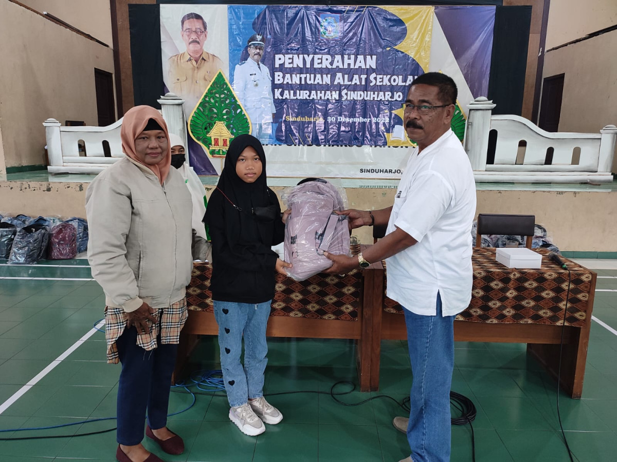 Pemberian bantuan alat pendidikan bagi siswa kurang mampu