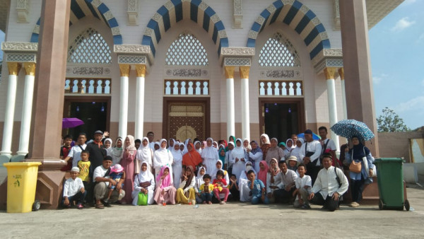 Jamaah masjid Nurul Iman melakukan manasik haji