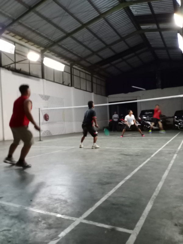Bapak-bapak sedang olahraga badminton