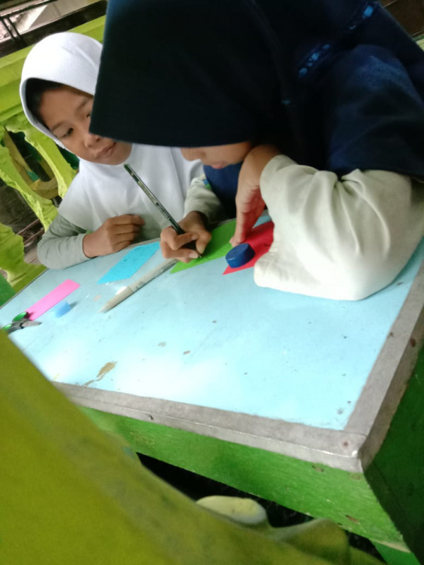 Selain mengaji, anak-anak diajari juga baca tulis Al-Quran