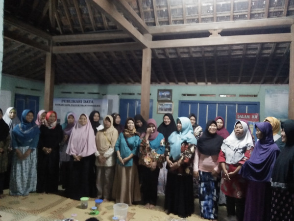 Ibu-ibu Tribina seteah rapat mengikuti latihan paduan suara