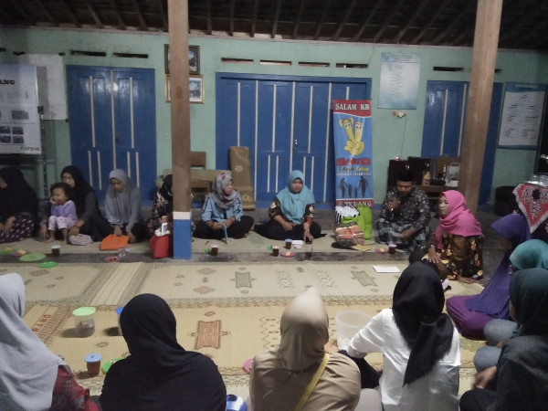 Rapat panitia syawalan ibu-ibu tribina dengan Pak Dukuh