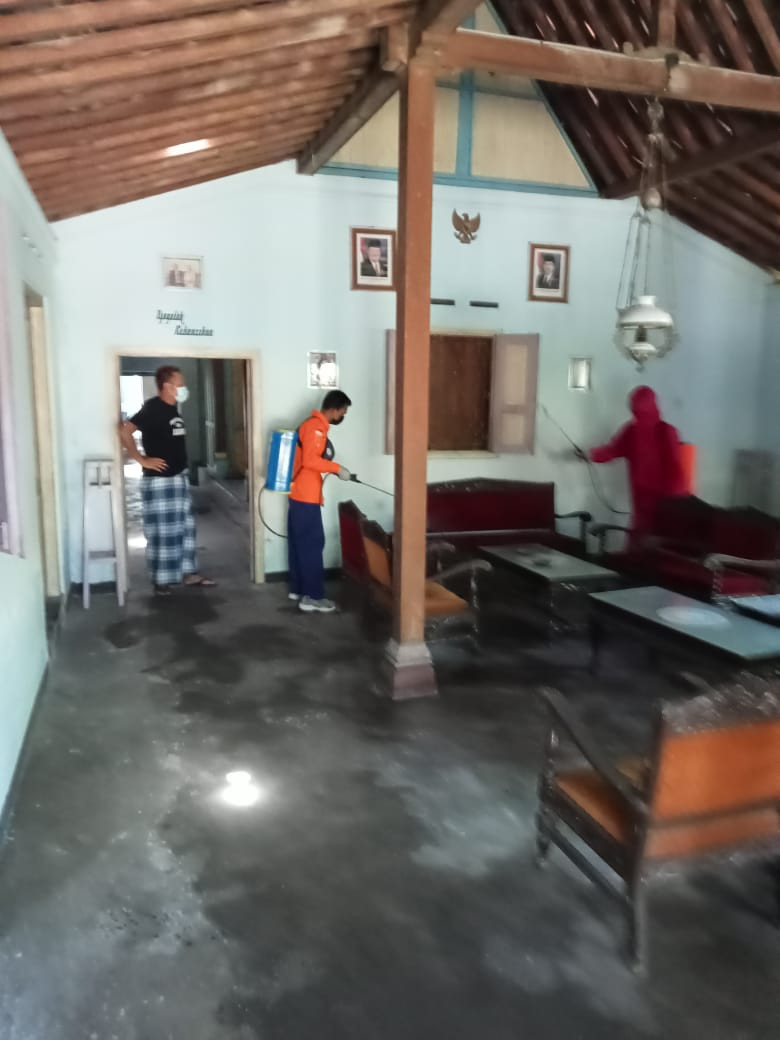 Kegiatan Penyemprotan Desinfektan di Dusun Gondang