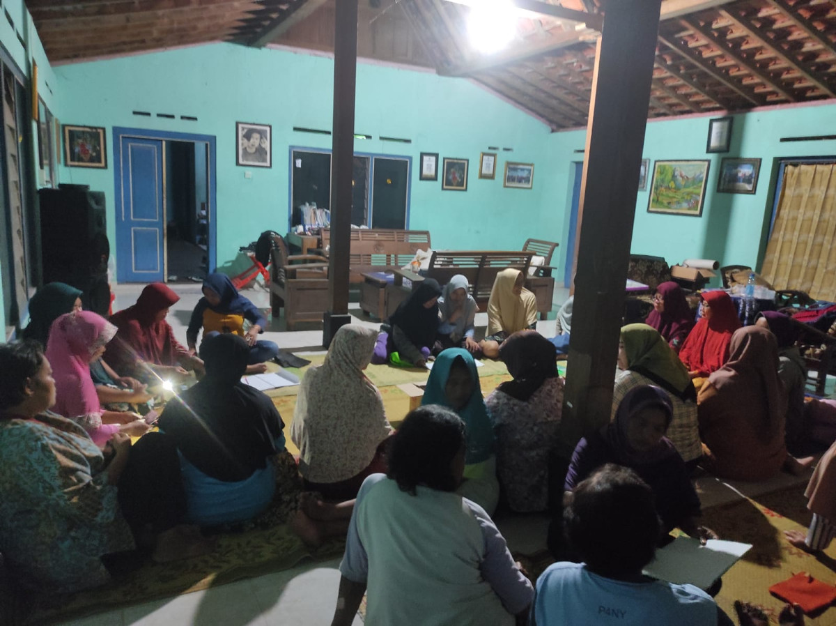 Suasana Arisan Dasawisma Ibu-ibu RT 004 Dusun Gondang