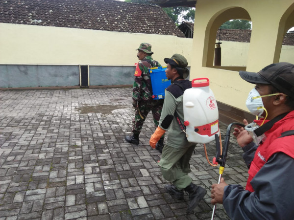 PENYEMPROTAN DISINFEKTAN DESA PAKEMBINANGUN