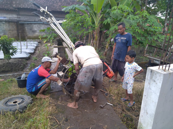 PENGGUNAAN TRAKTOR KELOMPOK TANI RT 8 KERTODADI