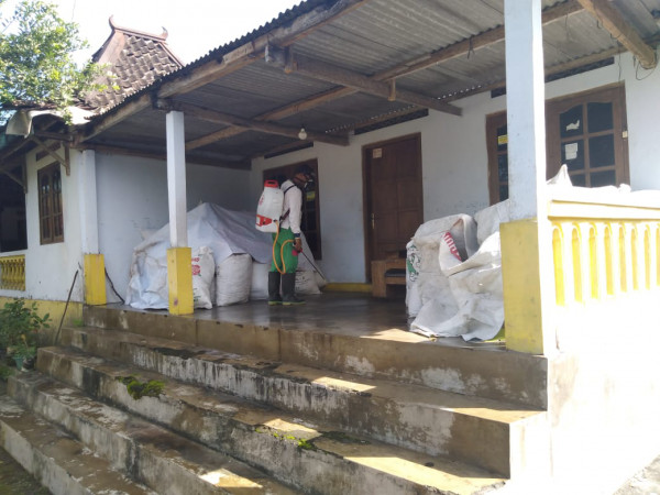 PENYEMPROTAN DISINFEKTAN RT 8 KERTODADI