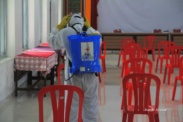 PENYEMPROTAN DISINFEKTAN DESA PAKEMBINANGUN