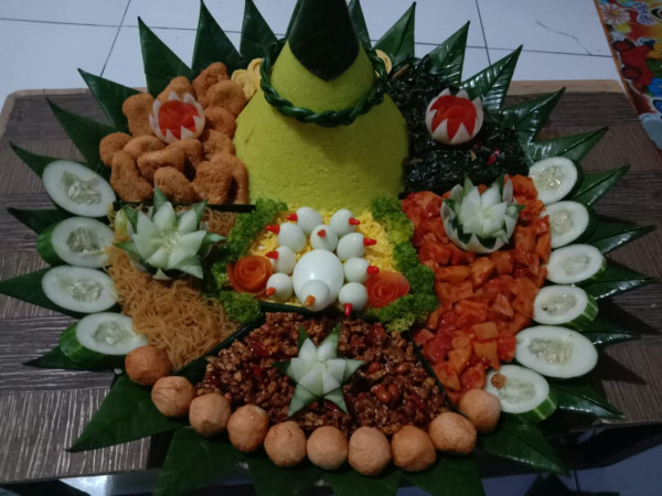 PEMBUATAN TUMPENG