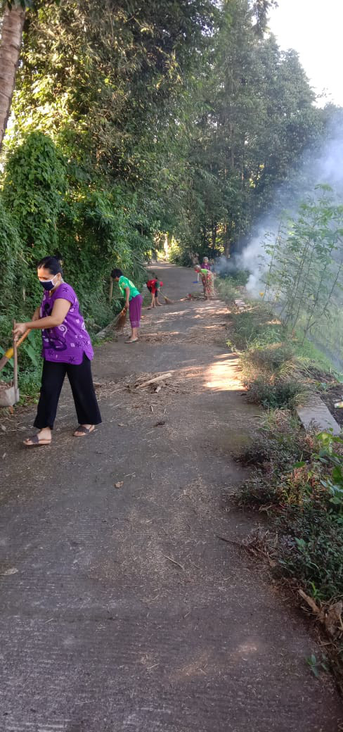 KEGIATAN GOTONG ROYONG RT 7 WONOGIRI / IBU - IBU