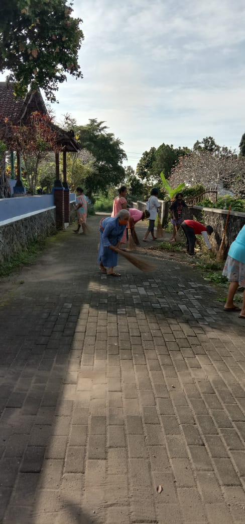 KEGIATAN GOTONG ROYONG RT 7 WONOGIRI / IBU - IBU