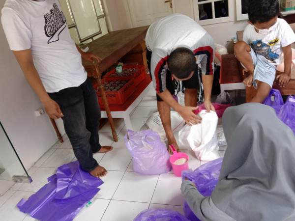 PENYALURAN ZAKAT FITRAH RT 9 BALONG