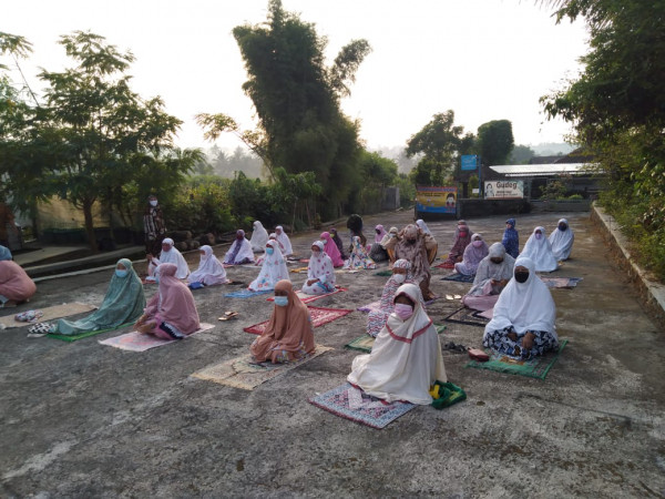 SHOLAT IDUL FITRI RT 8 KERTODADI