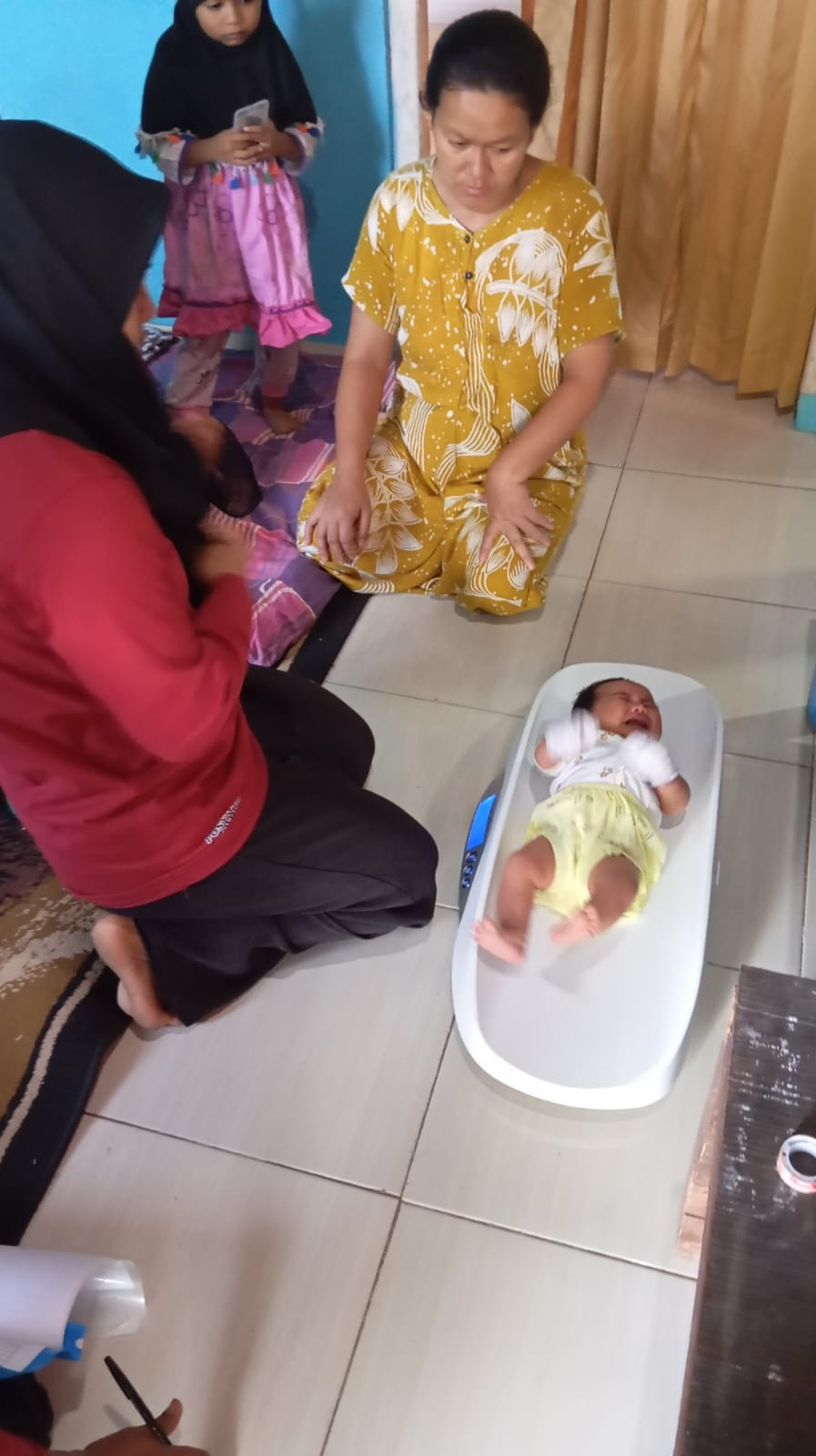 Menimbang berat badan bayi baru lahir