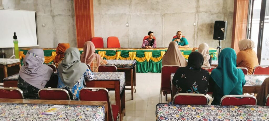 PENYERAHAN DAN PELATIHAN PENGGUNAAN ALAT ANTROPOMETRI BERBASIS IoT DARI UNIVERSITAS PGRI YOGYAKARTA KEPADA POSYANDU UMBULHARJO