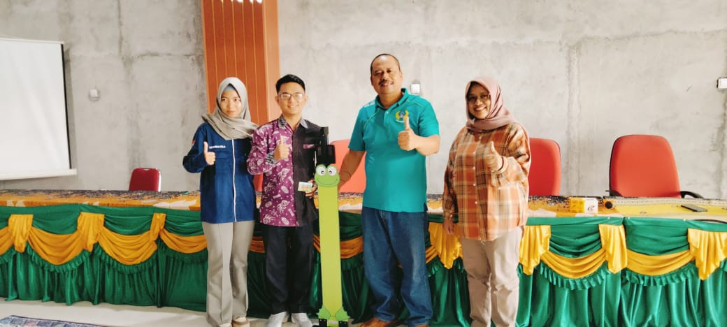 Universitas PGRI Yogyakarta Serahkan dan Latih Penggunaan Alat Antropometri IoT untuk Posyandu Umbulharjo