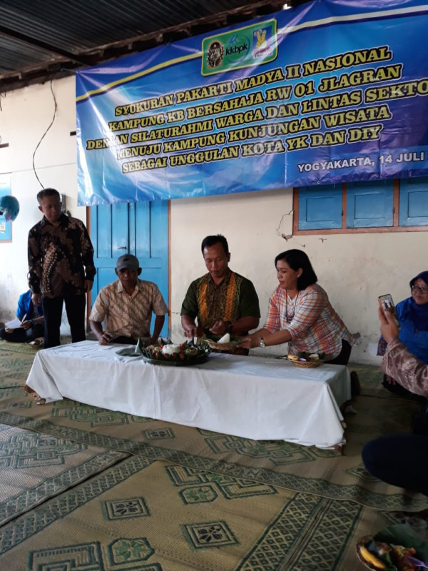 Potong tumpeng oleh Bp Taokhid (Camat Gedongtengen)