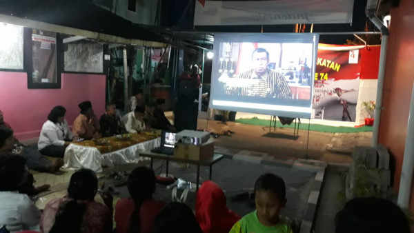 Nonton bareng dalam malam tirakatan