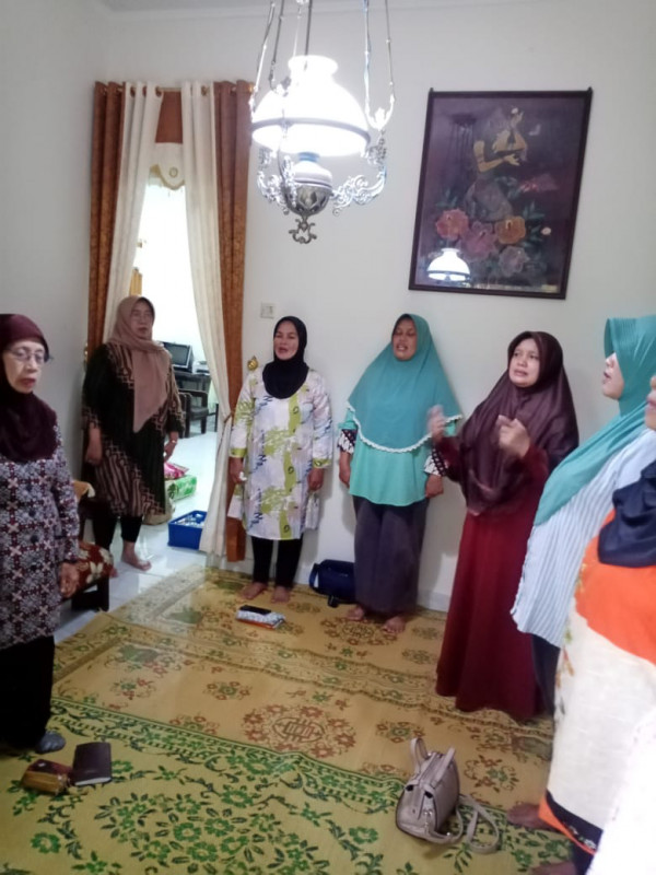 Ibu Tuti Susiani memimpin menyanyikan lagu kebangsaan Indonesia Raya