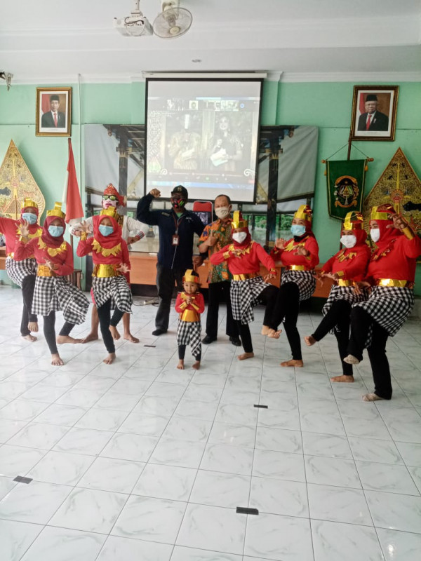 peserta flash mop tari Tumapaking jaman anyar dari kecamatan Gondomanan