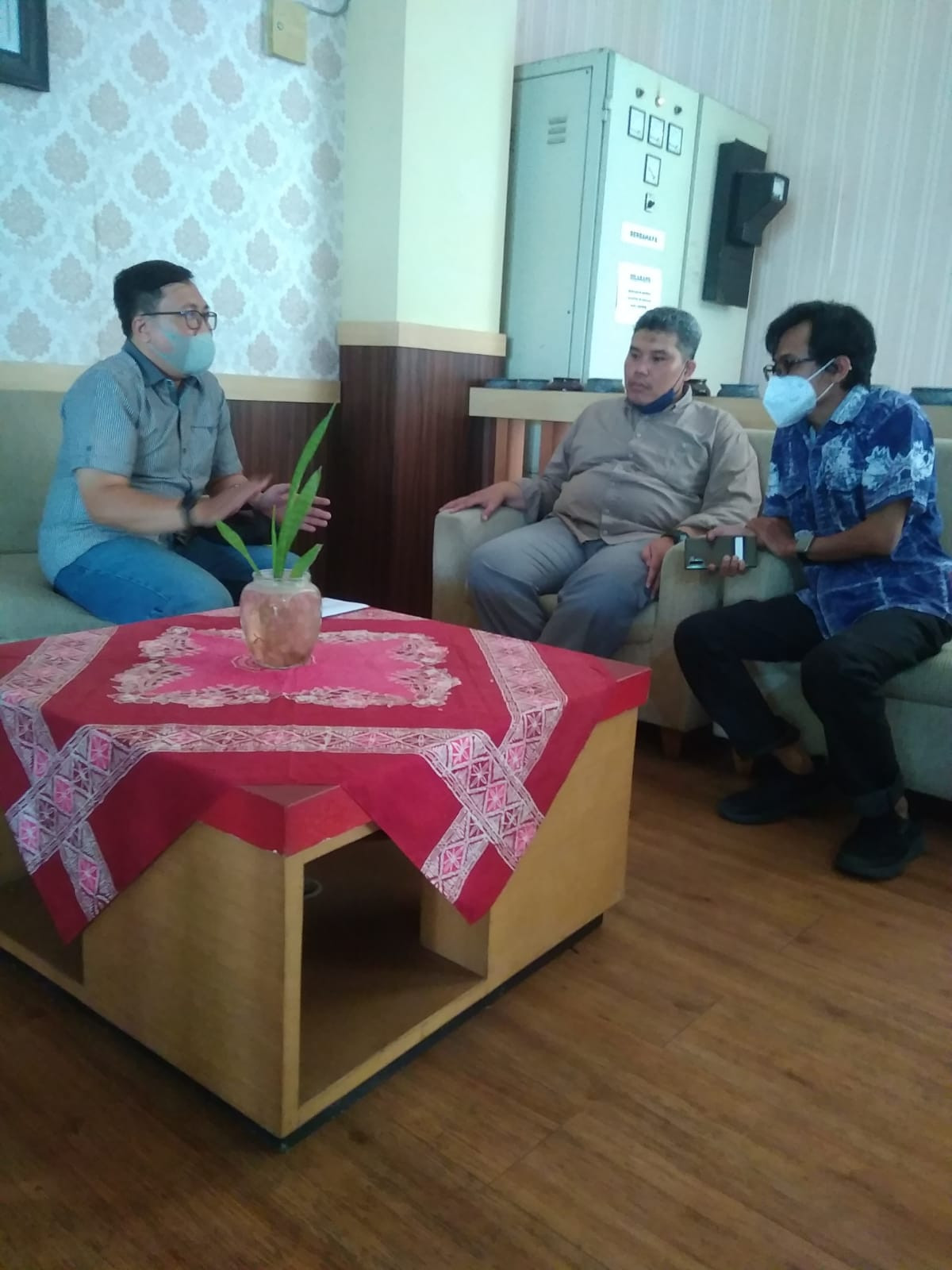 Ketua RDK Kelurahan Prawirodirjan memberikan Surat Permohonan Pendampingan Rumah Data Kelurahan Prawirodirjan ke PSKK UGM