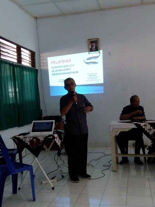 Bapak Maryoto sebagai instruktur pelatihan lele cendol