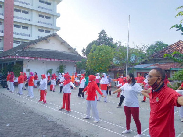 Senam dgn Kostum Merah Putih sesuai dengan Tema 17 an