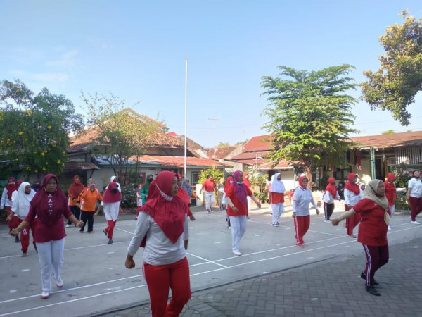 Senam di Lapangan di pimpin Kader2 RW 19