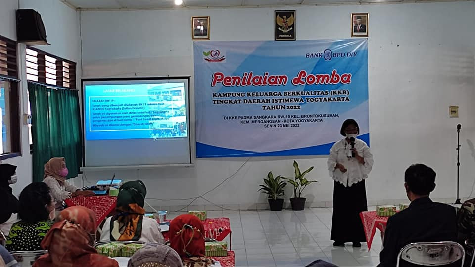 Ibu Yayuk sbg Ketua Kampung KB saat mempresentasikan Profil Kampung KB di RW 19