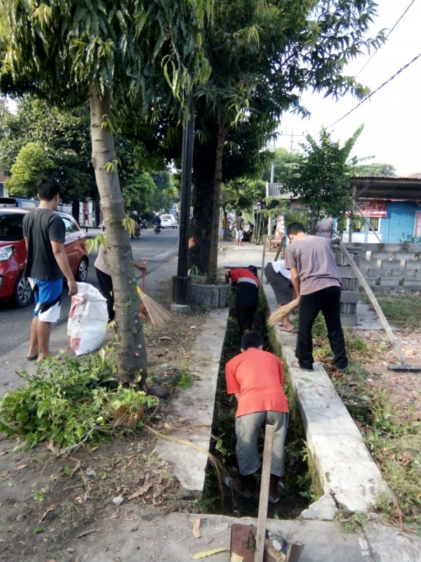 Kerja bakti pomotongan pohon yang masuk di selokan