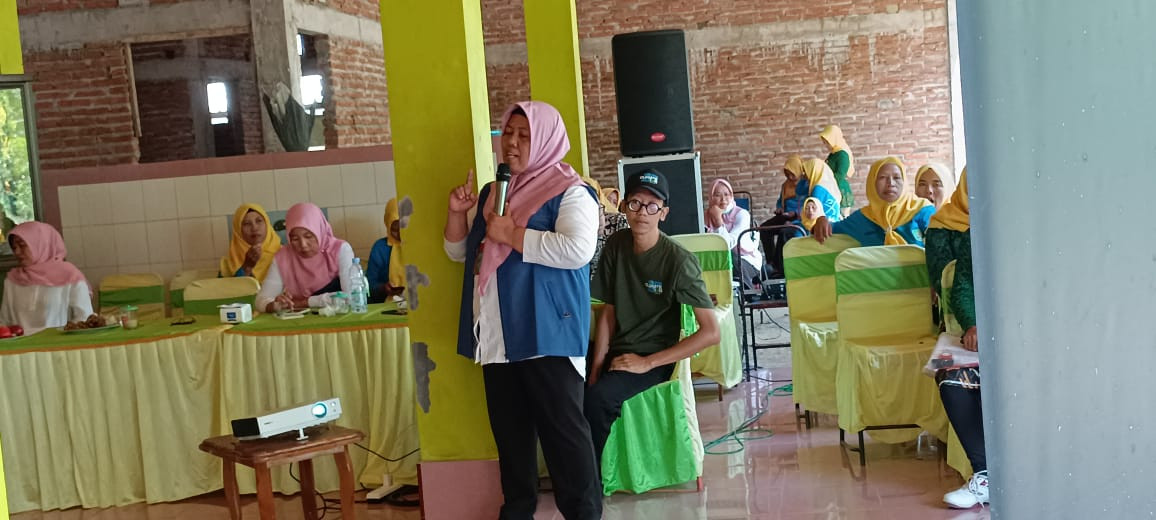 Korlap KB Tugu (pembina kampung KB) sebagai pengusul kampung Proklim presentasi di hadapan Tim kementerian Lingkungan hidup