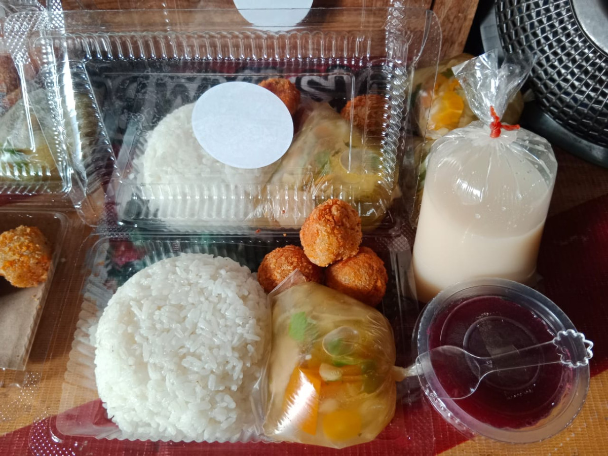 menu PMT pemulihan day 22 ==> nasi, sup sayur pentol, bola-bola lele, sari kedelai, puding buah naga