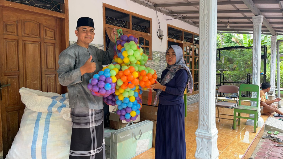 Penyerahan permainan edukasi dari pemerintah Desa kepada setiap pos posyandu