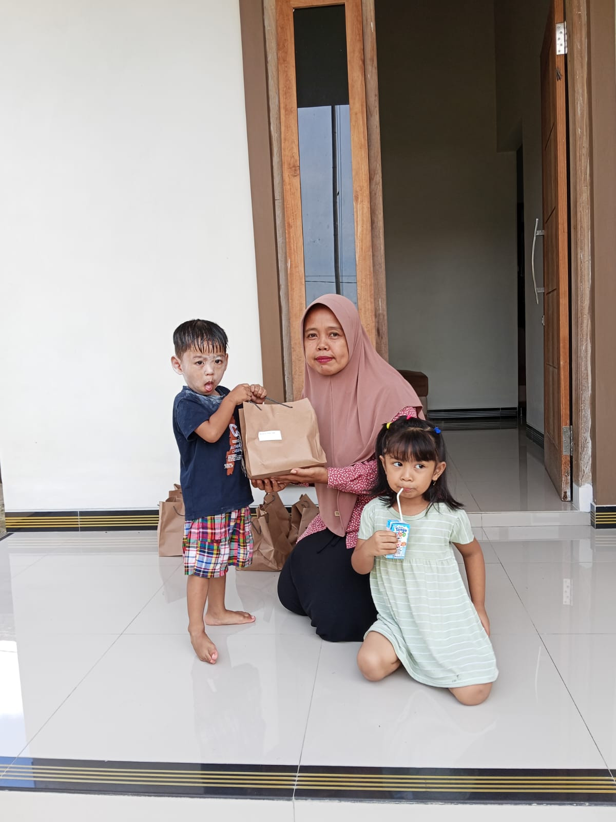 Pemberian MBG B3 (bumil, busui, balita)