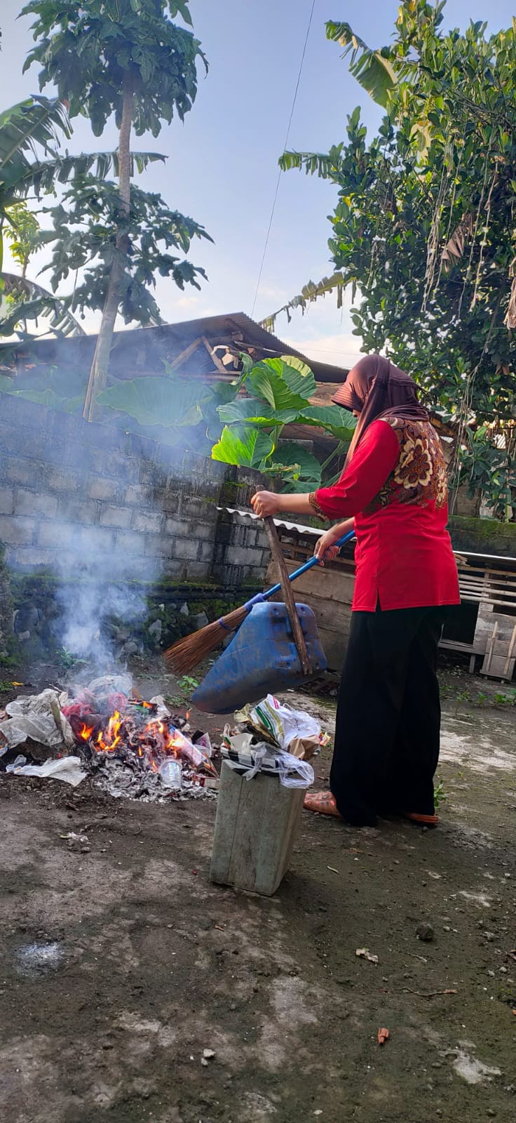 Pembakaran sampah plastik yang kemungkinan dapat di genangi air