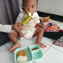 Foto balita makan sendiri