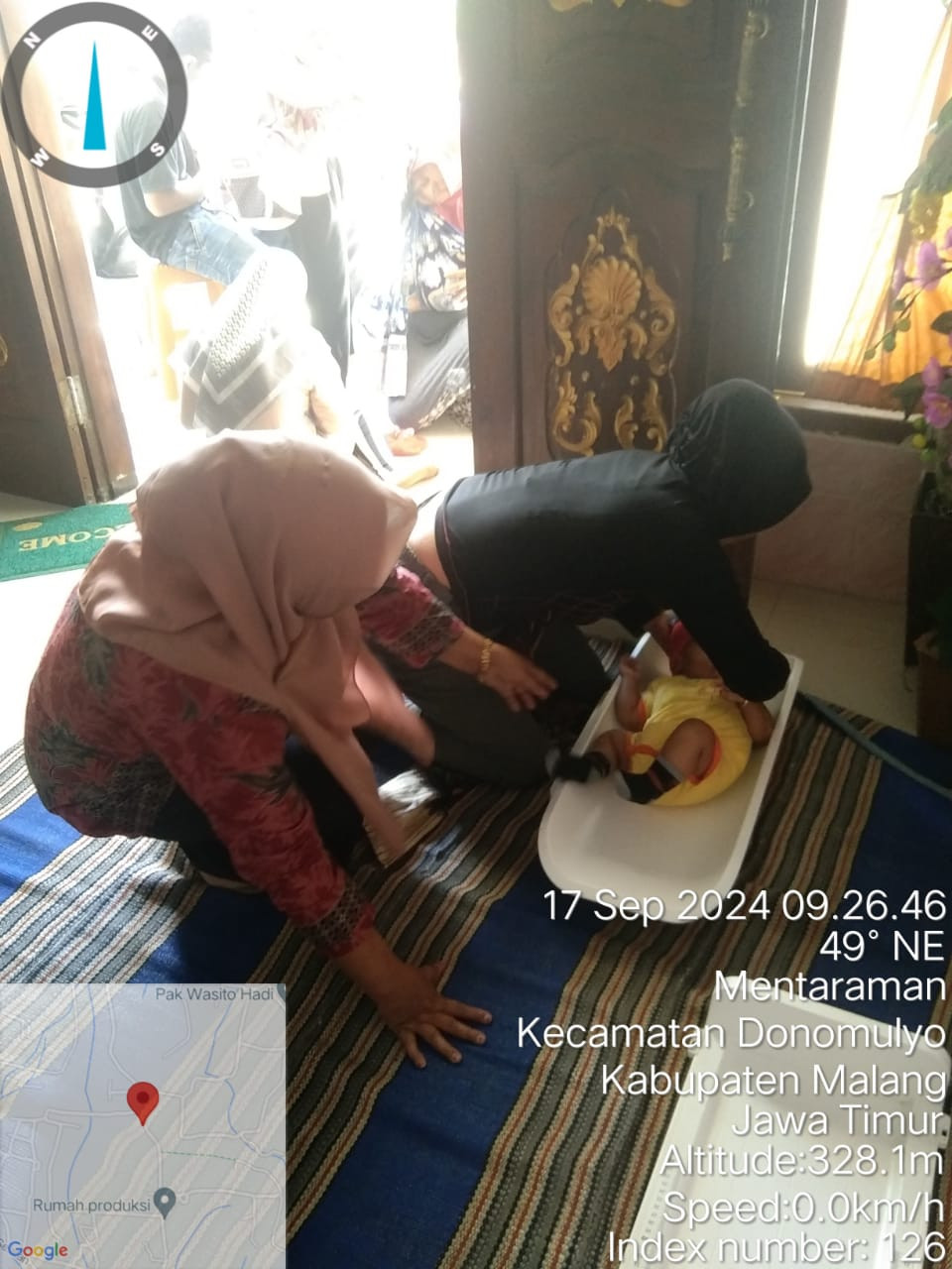 Penimbangan berat badan bayi