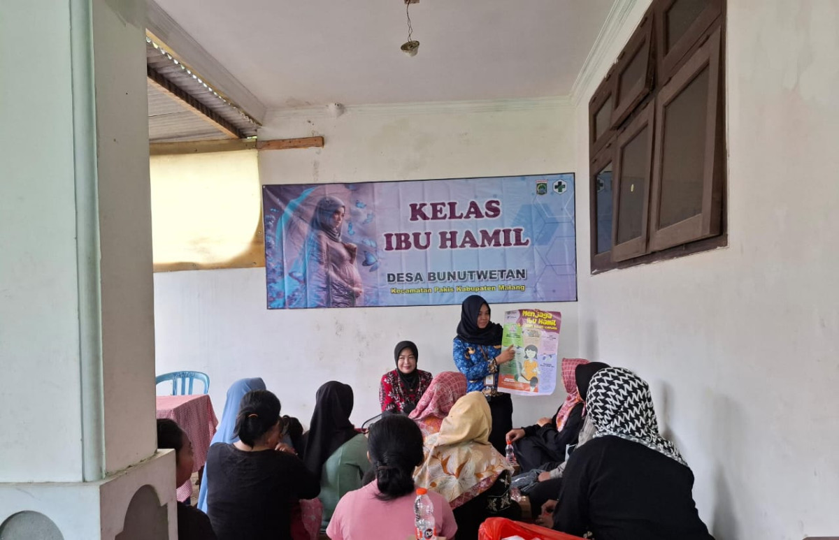 Pemaparan materi oleh Bidan desa didampingi Ibu Ketua TPPS desa