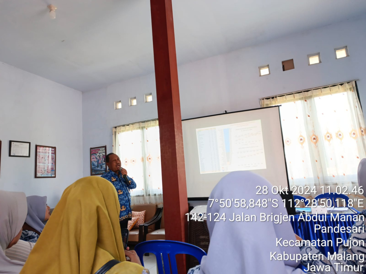 Narasumber memberikan materi