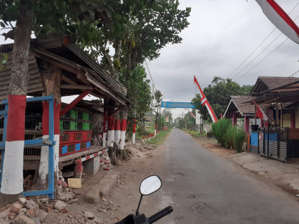 pengecatan pohon di sekitar gapura