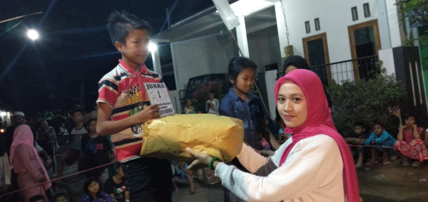 penyerahan hadiah bagi  juara 1