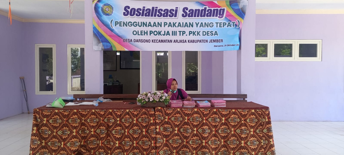 Kegiatan sosialisasi sandang penggunaan pakaian yang tepat oleh ketua Pokja III PKK desa