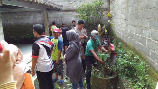 Kerja bakti di kampung KB 