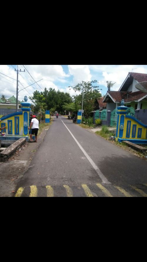 Pengecatan identitas kampung KB dengan warna Biru-Kuning di sepanjang jalan