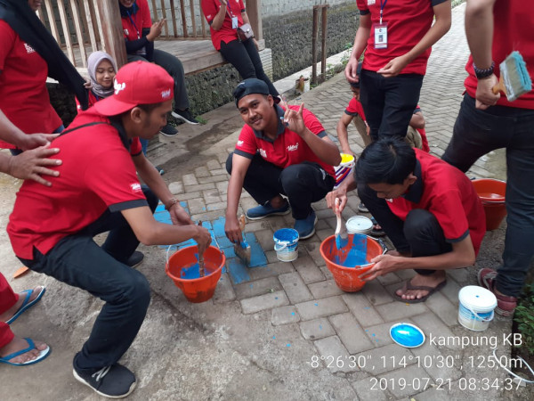 mengecat paving jalan