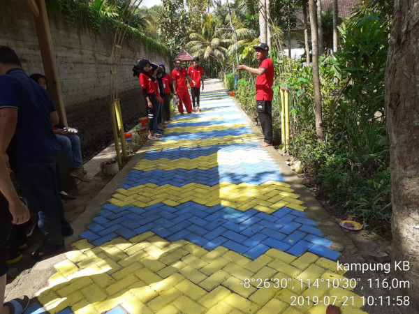 Kerja Bakti Pengecatan Paving di Kampung KB